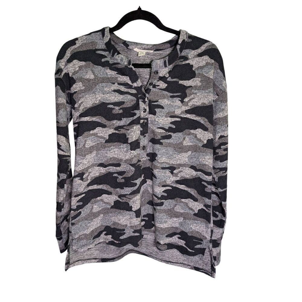 BEACHLUNCHLOUNGE Camo Print Henley Top Black Soft Stretchy Jersey Knit Women's S